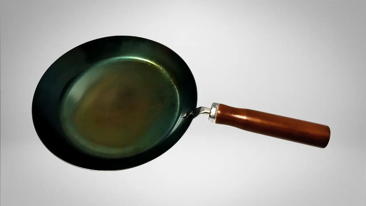 鉄製フライパンは、なぜ「育てる」と美味しくなるのか──油なじみと、焦げ付かない鍋の科学